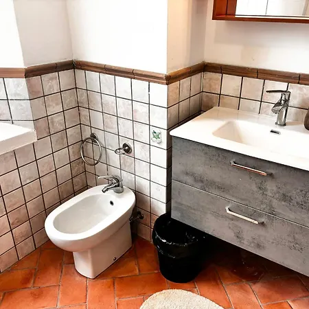 Intero Con Giardino In Palazzo Del 1600 Apartment *